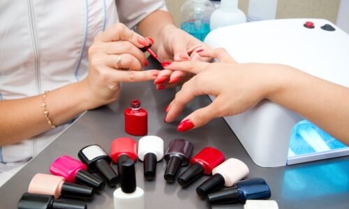 Woman,Getting,Professional,Manicure,In,Beauty,Salon,,Master,Applies,Gel