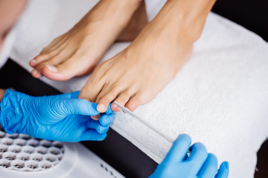 Prendersi cura dei piedi significa investire nel proprio benessere quotidiano. Che tu abbia bisogno di un trattamento estetico o di una pedicure curativa professionale, scegliere il servizio giusto è il primo passo verso piedi più sani, leggeri e belli.